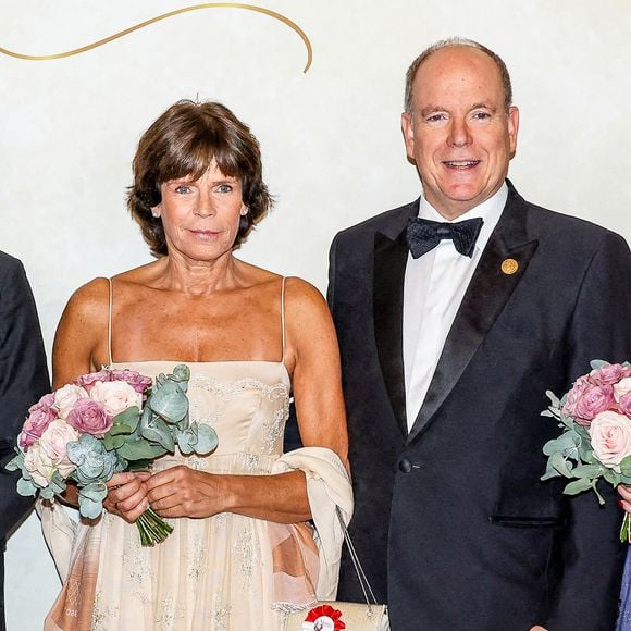 La soeur du prince Albert a eu plusieurs conquêtes

Le prince Albert II de Monaco et la princesse Stéphanie de Monaco au photocall du Bal du Centenaire en hommage au Prince Rainier III à l'atrium du Casino de Monte-Carlo à Monaco, le 20 octobre 2023. Crédit Jean-Charles Vinaj/Pool Monaco/Bestimage