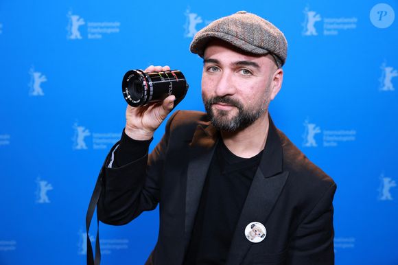 Ernesto Martinez Bucio avec son prix lors de la clôture du Festival film de Berlin le 22 février 2025