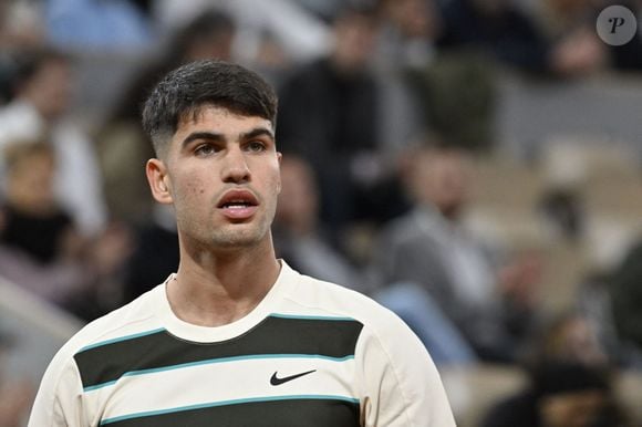 L'Espagnol Carlos Alcaraz bat le Hongrois Fabian Marozsan (6-1, 4-6, 6-1, 6-2) et se qualifie pour le troisième tour des Internationaux de France de Tennis de Roland Garros 2025, le 28 mai 2025. 
© Chryslene Caillaud / PsnewZ / Bestimage