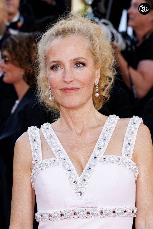 Gillian Anderson (bijoux Chaumet) - Montée des marches du film « La vie d’une femme » lors du 79ème Festival International du Film de Cannes, le 13 mai 2026. © Jacovides-Moreau / Bestimage