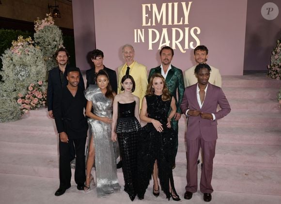 Le tournage va reprendre en mai 2025, et on apprend qu'un acteur central de la série va prendre ses distances.

Lucas Bravo, Lucien Laviscount, Paul Forman, Ashley Park, Bruno Gouery, Lily Collins, William Abadie - Hollywood, CA - Première à Los Angeles de la saison 4 partie 1 de Netflix 'Emily In Paris' qui s'est tenue à l'Egyptian Theatre Hollywood.

Photo : Backgrid USA / Bestimage