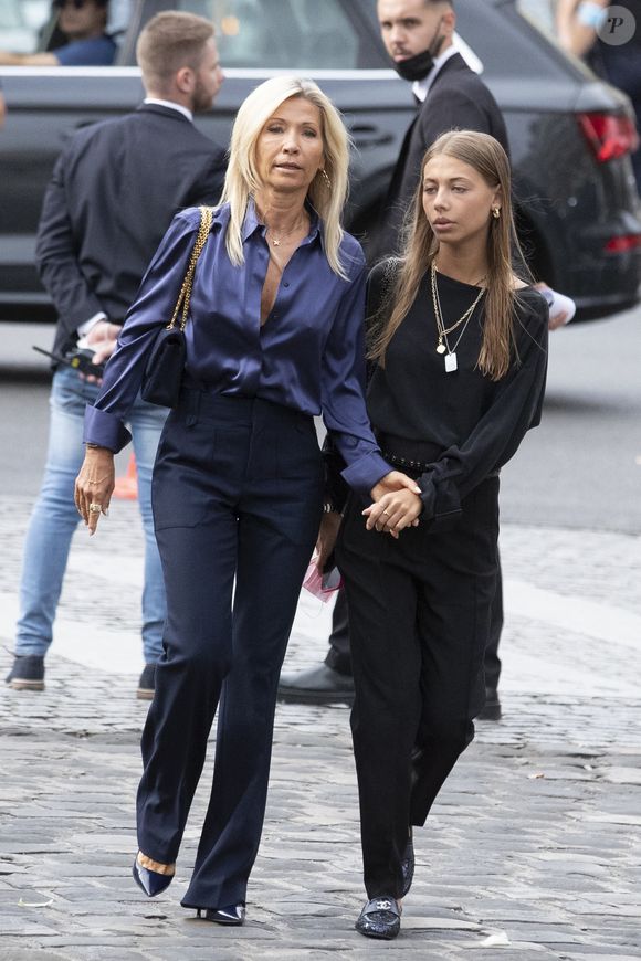 Nathalie Tardivel (Natty) et sa fille Stella Belmondo - Obsèques de Jean-Paul Belmondo en en l'église Saint-Germain-des-Prés, à Paris le 10 septembre 2021.

© Cyril Moreau / Bestimage