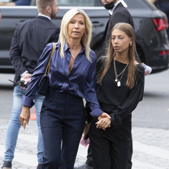 Nathalie Tardivel (Natty) et sa fille Stella Belmondo - Obsèques de Jean-Paul Belmondo en en l'église Saint-Germain-des-Prés, à Paris le 10 septembre 2021.

© Cyril Moreau / Bestimage