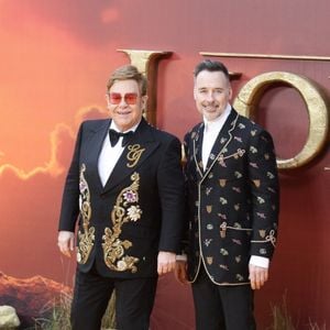 Elton John et son mari David Furnish lors de la première du film 'Le Roi lion' à Londres au Royaume-Uni, le 14 juillet 2019. Backgrid UK/ Bestimage