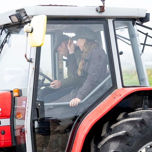 Le prince a même mis la main à la pâte en conduisant un tracteur pour aider l'association Beachwatch Bute.

17 Septembre 2026. Prince William et Kate Middleton en visite sur l'île de Bute en Écosse. © GoffPhotos/Bestimage