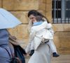 Vêtue d'un manteau blanc, la petite Alaïs représente un symbole de lumière et de résilience.
Marie Soleil, mère d'Emile, avec sa fille dans les bras, quitte l'église après la cérémonie funéraire à Saint-Maximin-la-Sainte-Baume, le 8 février 2025. Photo par Shootpix/Abaca