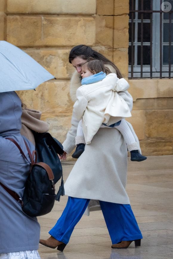 Vêtue d'un manteau blanc, la petite Alaïs représente un symbole de lumière et de résilience. 

Marie Soleil, mère d'Emile, avec sa fille dans les bras, quitte l'église après la cérémonie funéraire à Saint-Maximin-la-Sainte-Baume, le 8 février 2025. Photo par Shootpix/Abaca
