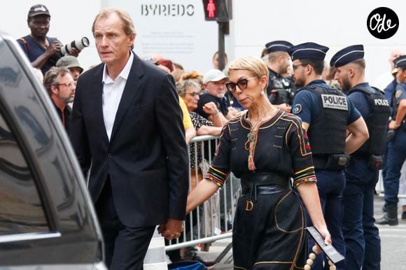 Mathilde Favier et son compagnon Nicolas Altmayer - Sorties des obsèques de Thierry Ardisson en l’église Saint-Roch de Paris, France, le 17 juillet 2025. © Clovis-Jacovides/Bestimage