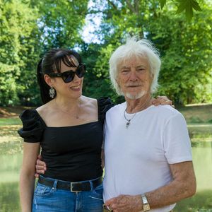 3e édition de « Writers at Gonzague Saint Bris » : Hugues Aufray et son épouse Muriel participent à la séance de dédicaces annuelle « Forêt des Livres » à Chanceaux-près-Loches, près de Tours, en France, le 28 août 2022. Photo de Pascal Avenet/ABACAPRESS.COM