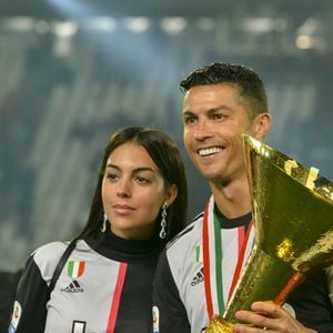 L'aménagement intérieur de ce palais contemporain réunit huit chambres, deux piscines, un cinéma privé ainsi qu'un garage souterrain prévu pour abriter vingt voitures de luxe.

Cristiano Ronaldo, sa compagne Georgina Rodriguez fêtent en famille le titre de champion d'Italie avec son équipe la Juventus de Turin à Turin le 19 Mai 2019.