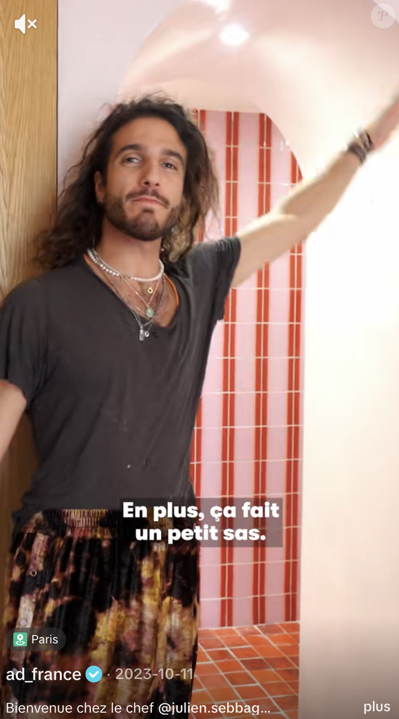 Il s'est inspiré de Tim Burton et de la planète Tatooine de Star Wars.

Julien Sebbag présente son appartement au magazine AD en 2023. Capture d'écran/AD_france