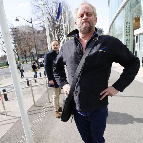 Benoit Poelvoorde à la sortie des studios de Radio France à Paris. Le 29 mars 2023
© Jonathan Rebboah / Panoramic / Bestimage