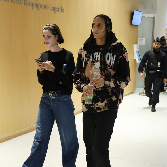 Iman Perez et Roxane Depardieu au procès de Gérard Depardieu pour agressions sexuelles sur deux femmes lors d'un tournage de film en 2021, au tribunal correctionnel de Paris, France, le 26 mars 2025. © Denis Guignebourg/Bestimage