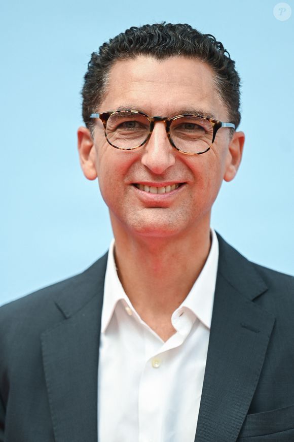 Maxime Saada au photocall avec les intervenants du Grand débat lors du Festival de la Fiction de La Rochelle, le 17 septembre 2021.

Photo : Jean-Marc Lhomer / Bestimage