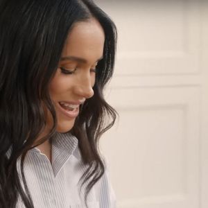 La duchesse montre une nouvelle fois qu'elle réalise ses projets de son côté, sans le prince Harry. 

Le prince Harry fait un câlin à Meghan Markle dans la première bande-annonce de sa nouvelle série Netflix With Love, Meghan. La duchesse de Sussex revient sur les écrans de télévision. Meghan s'est rapprochée de son mari, le prince Harry, alors que Netflix diffusait le premier teaser de sa nouvelle série With Love, Meghan, qu'elle a posté sur son nouveau compte Instagram. ©Backgrid USA / Bestimage
