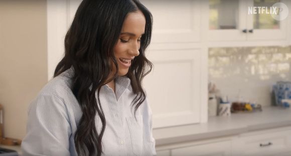 La duchesse montre une nouvelle fois qu'elle réalise ses projets de son côté, sans le prince Harry. 

Le prince Harry fait un câlin à Meghan Markle dans la première bande-annonce de sa nouvelle série Netflix With Love, Meghan. La duchesse de Sussex revient sur les écrans de télévision. Meghan s'est rapprochée de son mari, le prince Harry, alors que Netflix diffusait le premier teaser de sa nouvelle série With Love, Meghan, qu'elle a posté sur son nouveau compte Instagram. ©Backgrid USA / Bestimage