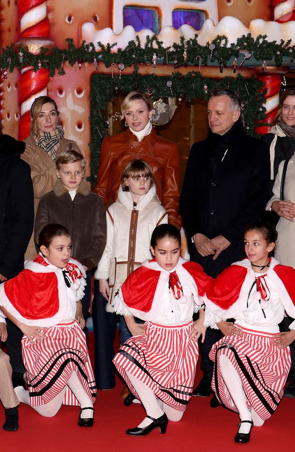 La princesse Charlene de Monaco avec ses enfants, le prince héréditaire Jacques et la princesse Gabriella, a Inauguré le traditionnel Marché de Noël de Monaco, le 6 décembre 2024. Ils étaient accompagné par le nouveau ministre d'Etat de la Principauté, M. Didier Guillaume, de M. Geoges Marsan, le maire de Monaco et certains de ses adjoints. Le Marché est ouvert jusqu'au 5 janvier 2025. 24 chalets décorés proposent des produits artisanaux, idées cadeaux ou décorations de Noël aux visiteurs, et aussi 21 stands gourmands avec des spécialités à déguster dans la zone restauration. © JC VINAJ / Pool Monaco / Bestimage