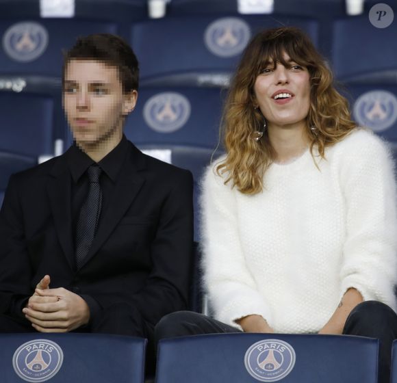 Lou Doillon et son fils Marlowe dans les tribunes lors du match de Ligue 1 "PSG - Rennes" au Parc des Princes à Paris, le 12 mai 2018. © Marc Ausset-Lacroix/Bestimage