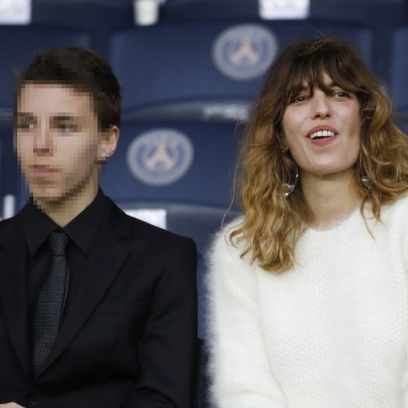 Lou Doillon et son fils Marlowe dans les tribunes lors du match de Ligue 1 "PSG - Rennes" au Parc des Princes à Paris, le 12 mai 2018. © Marc Ausset-Lacroix/Bestimage