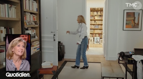 Sa bibliothèque encastrée allant du sol au plafond.

Claire Chazal dévoile l'intérieur de son appartement sur sa chaîne Youtube.