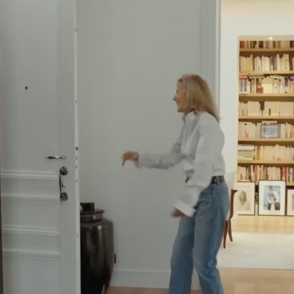 Sa bibliothèque encastrée allant du sol au plafond.

Claire Chazal dévoile l'intérieur de son appartement sur sa chaîne Youtube.