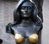 Cette statue en bronze érigée en 1997 est toujours visible sur la place Dalida, à Montmartre, à Paris. 

Statue Dalida à Montmartre à Paris, France, le 8 décembre 2025. Des élus veulent interdire de toucher les seins de la statue de Dalida à Paris. Photo by Alain Apaydin/ABACAPRESS