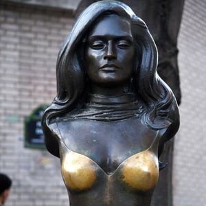 Cette statue en bronze érigée en 1997 est toujours visible sur la place Dalida, à Montmartre, à Paris.
Statue Dalida à Montmartre à Paris, France, le 8 décembre 2025. Des élus veulent interdire de toucher les seins de la statue de Dalida à Paris. Photo by Alain Apaydin/ABACAPRESS