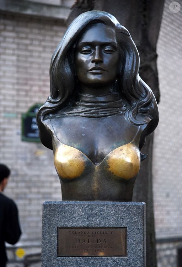 Cette statue en bronze érigée en 1997 est toujours visible sur la place Dalida, à Montmartre, à Paris. 

Statue Dalida à Montmartre à Paris, France, le 8 décembre 2025. Des élus veulent interdire de toucher les seins de la statue de Dalida à Paris. Photo by Alain Apaydin/ABACAPRESS