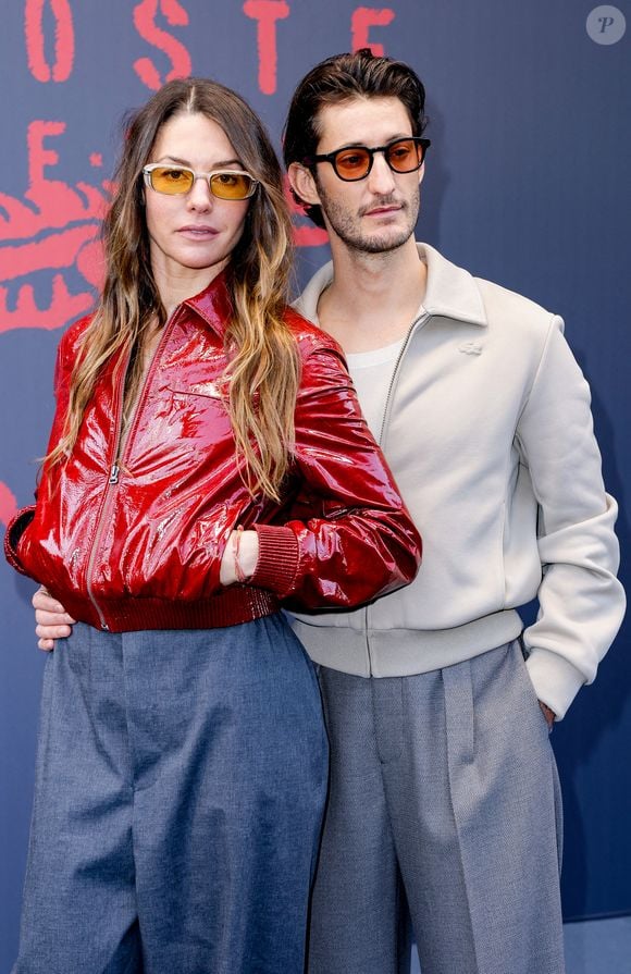 Pierre Niney et sa compagne Natasha Andrews au photocall du défilé Lacoste Collection Femme Prêt-à-Porter Automne/Hiver 2026-2027 lors de la Fashion Week de Paris.

© Olivier Borde/Bestimage