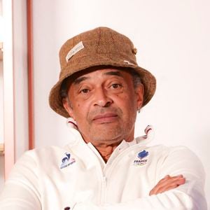 Yannick Noah a été séduit à distance par Whitney Walton, une femme qui se faisait notamment appeler Miranda Grosvenor et prétendait être mannequin.

Yannick Noah, lors de la présentation du projet Para Tennis de la Fédération Française de Tennis, à Roland-Garros, Paris, France. © Jack Tribeca / Bestimage