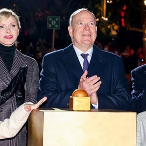 Malgré un agenda chargé, le chef d'État veille à partager des moments simples avec ses enfants.

Le prince Albert II de Monaco et la princesse Charlène, avec leurs enfants, les jumeaux princiers, Jacques et Gabriella, ont donné le coup d'envoi des illuminations de la SBM, sur la Place du Casino de Monaco, le 30 novembre 2024. Claudia Albuquerque/Bestimage