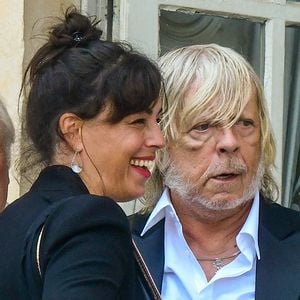 Le chanteur Renaud (Renaud Séchan) et sa compagne Cerise (de son vrai prénom Christine) - Mariage d'Hugues Aufray et de Murielle Mégevand à la mairie de Marly-Le Roy, France, le 2 septembre 2023.
 ©Agence / Bestimage