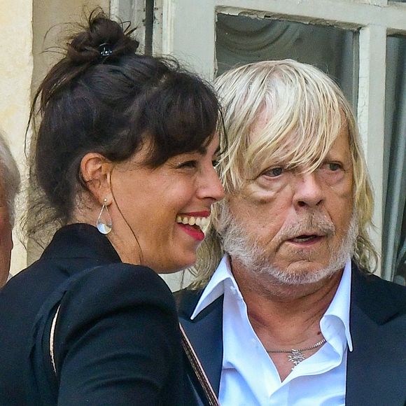 Le chanteur Renaud (Renaud Séchan) et sa compagne Cerise (de son vrai prénom Christine) - Mariage d'Hugues Aufray et de Murielle Mégevand à la mairie de Marly-Le Roy, France, le 2 septembre 2023.
 ©Agence / Bestimage