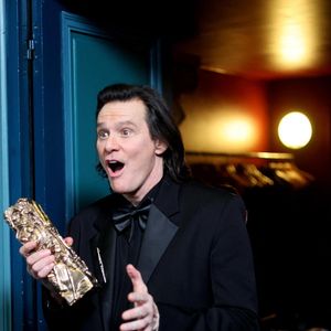 alimentée par des fans ayant trouvé les yeux de l'acteur "trop clairs" ou son oreille "bizarre". 

Jim Carrey (César d'Honneur pour l'ensemble de sa carrière) - Press room de la 51ème cérémonie des César, à l'Olympia. Paris, le 26 février 2026.
© Dominique Jacovides/Bestimage