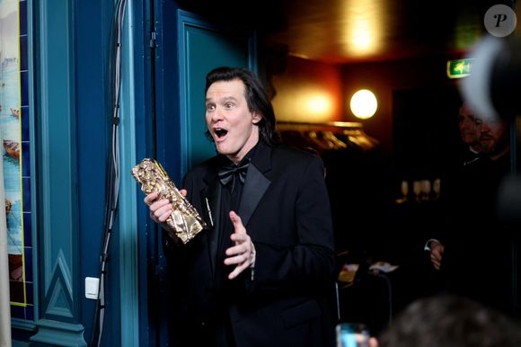 alimentée par des fans ayant trouvé les yeux de l'acteur "trop clairs" ou son oreille "bizarre". 

Jim Carrey (César d'Honneur pour l'ensemble de sa carrière) - Press room de la 51ème cérémonie des César, à l'Olympia. Paris, le 26 février 2026.
© Dominique Jacovides/Bestimage
