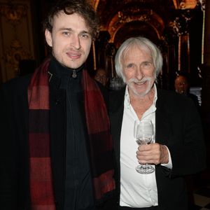 Pierre Richard et son petit-fils Arthur Defays - Inauguration de la nouvelle statue de cire de Pierre Richard au Musée Grévin à Paris, le 19 novembre 2018. © Veeren/Bestimage