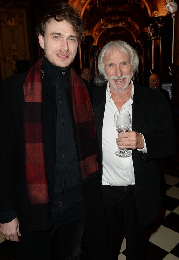 Pierre Richard et son petit-fils Arthur Defays - Inauguration de la nouvelle statue de cire de Pierre Richard au Musée Grévin à Paris, le 19 novembre 2018. © Veeren/Bestimage