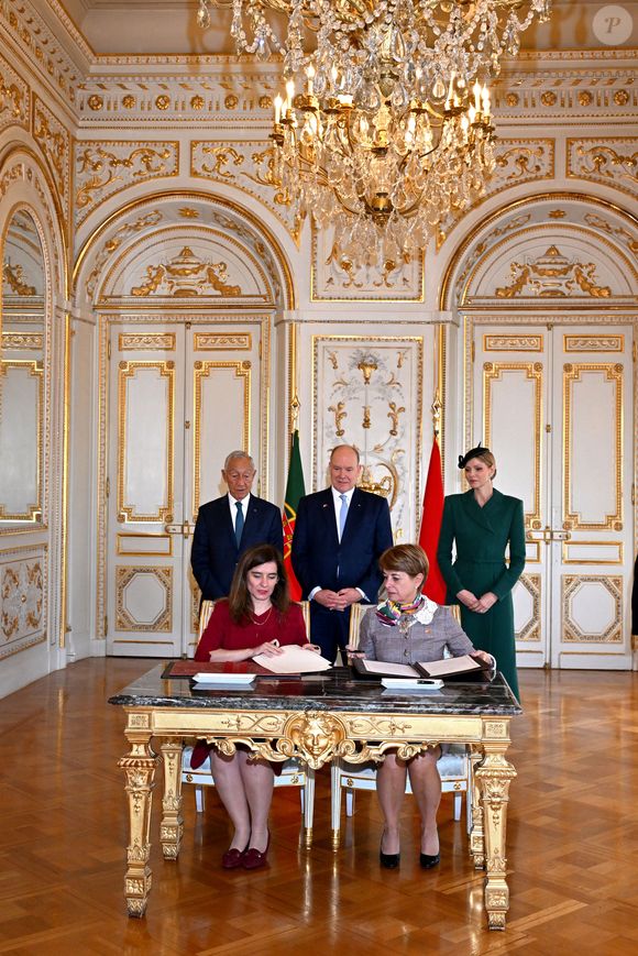 Le prince Albert II de Monaco et la princesse Charlene ont accueilli le président portugais Marcelo Rebelo de Sousa au Palais Princier de Monaco dans le cadre d'une visite d'Etat, le 20 novembre 2025. © Bruno Bebert/Bestimage