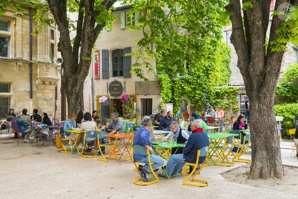 Omar Sy assume donc entièrement le fait de vivre à plusieurs endroits en même temps, dans des villes et des quartiers très prisés.

Terrasse d'un café a Saint-Remy-de-Provence dans les Bouches-du-Rhône, Provence-Alpes-Cote d'Azur, France, Europe. - Photo by Banks/robertharding/ANDBZ/ABACAPRESS.COM
