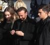 qui se tenait au Père-Lachaise ce mercredi 26 mars,
Michel Ferracci et ses fils Enzo, Mael et Milla Savarese, la fille d'Emilie Dequenne quittant les funérailles de l'actrice belge Emilie Dequenne au crématorium du cimetière du Père Lachaise à Paris, France, le 26 mars 2025. Emilie Dequenne, qui avait remporté le prix de la meilleure actrice au Festival de Cannes en 1999 pour son premier rôle dans le film Rosetta des Dardenne, est décédée à l'âge de 43 ans des suites d'un cancer rare des glandes surrénales. Photo by Jerome Domine/ABACAPRESS.COM