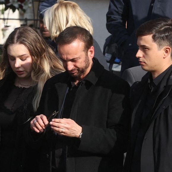 qui se tenait au Père-Lachaise ce mercredi 26 mars,

Michel Ferracci et ses fils Enzo, Mael et Milla Savarese, la fille d'Emilie Dequenne quittant les funérailles de l'actrice belge Emilie Dequenne au crématorium du cimetière du Père Lachaise à Paris, France, le 26 mars 2025. Emilie Dequenne, qui avait remporté le prix de la meilleure actrice au Festival de Cannes en 1999 pour son premier rôle dans le film Rosetta des Dardenne, est décédée à l'âge de 43 ans des suites d'un cancer rare des glandes surrénales. Photo by Jerome Domine/ABACAPRESS.COM