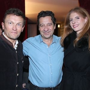 Sa compagne a 19 ans de moins que lui, mais entre eux, la complicité est immédiate...

Exclusif - Laurent Gerra entre Sylvain Tesson et sa compagne Catherine Van Offelen - Célébrités au spectacle « Laurent Gerra se met à table ! », à savourer au Casino de Paris, à Paris, France, le 03 Janvier 2025. © Bertrand Rindoff/Bestimage