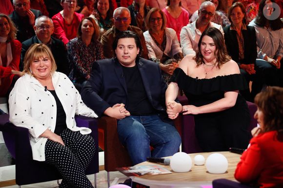 Exclusif - Michèle Bernier et ses enfants Charlotte et Enzo Gaccio lors de l'enregistrement de l'émission "Famille je vous aime" présentée par M. Drucker et qui sera diffusée le 13 juin 2025 sur France 3, aux Studios rive gauche à Paris, France, le 14 avril 2025. © Clovis-Gaffiot/Bestimage
Tout au long de sa carrière, Michel Drucker a interviewé les parents de ses invités pour comprendre leur parcours. Il a tissé des liens avec chacune de leur famille. Voilà comment est née l’idée de « Famille je vous aime ».

Cette émission diffusée en prime time sur France 3, entre la Fête des Mères et la Fête des Pères, a pour thème principal la transmission.

La famille a toujours inspiré les artistes que ce soit en chanson ou en humour. Gad Elmaleh, le parrain de cette première émission sera accompagné de Régine et David, ses parents. Il y aura également Dany Brillant, Anne Roumanoff, Roman Doduick et leur maman, Michèle Bernier, Laurent Voulzy, Gérard Lanvin, Louis Chedid, Michel et Beatrice Leeb et leurs enfants, mais aussi David Hallyday et Olivier de Benoist dont les récents spectacles abordent ce sujet.

Entre émotion et fous rires, nous n’avons pas fini d’aimer ces drôles de Familles !