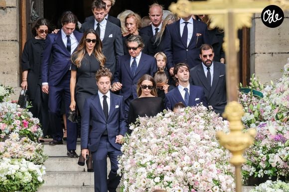 Robert Agostinelli, ses enfants Héloïse Agostinelli, Carlo Agostinelli et les proches de la défunte - Sortie des obsèques de Mathilde Favier en l'église Saint-Sulpice à Paris le 31 aout 2026. © Dominique Jacovides-Cyril Moreau/Bestimage