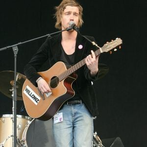 Le gagant de la Nouvelle Star 2007 sait que cette success-story ne pourra tenir que si physiquement et mentalement il reste capable d'assurer sur scène...

Julien, gagnant de la Nouvelle Star 2007, se produit lors du 14ème Neck'airs de musique à l'hôpital Necker à Paris, France, à l'occasion de la Fête de la Musique le 21 juin 2007. Photo Mehdi Taamallah/Abaca