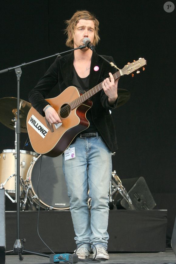 Le gagant de la Nouvelle Star 2007 sait que cette success-story ne pourra tenir que si physiquement et mentalement il reste capable d'assurer sur scène...

Julien, gagnant de la Nouvelle Star 2007, se produit lors du 14ème Neck'airs de musique à l'hôpital Necker à Paris, France, à l'occasion de la Fête de la Musique le 21 juin 2007. Photo Mehdi Taamallah/Abaca