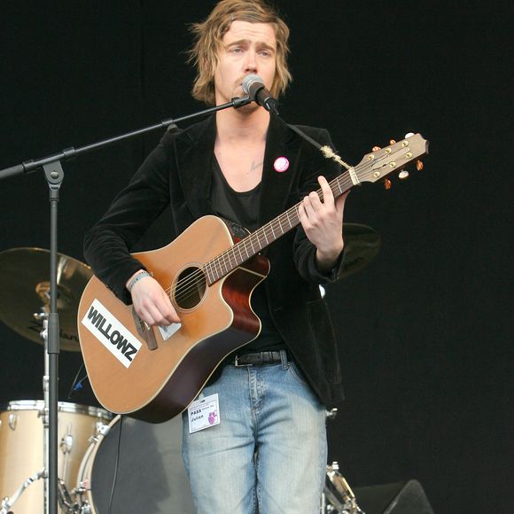 Le gagant de la Nouvelle Star 2007 sait que cette success-story ne pourra tenir que si physiquement et mentalement il reste capable d'assurer sur scène...

Julien, gagnant de la Nouvelle Star 2007, se produit lors du 14ème Neck'airs de musique à l'hôpital Necker à Paris, France, à l'occasion de la Fête de la Musique le 21 juin 2007. Photo Mehdi Taamallah/Abaca