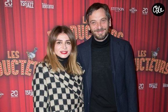 "Mon mari parle à tout le monde. Il parle, il parle, il parle...", a-t-elle ainsi révélé au micro de la journaliste Amandine Bégot

Julie Zenatti et son mari Benjamin Bellecour - Soirée de gala à l'occasion de la première de la pièce "Les producteurs" au Théâtre de Paris à Paris. Le 2 décembre 2021
© Christophe Clovis / Bestimage