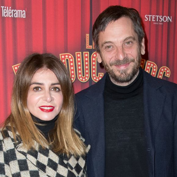 "Mon mari parle à tout le monde. Il parle, il parle, il parle...", a-t-elle ainsi révélé au micro de la journaliste Amandine Bégot

Julie Zenatti et son mari Benjamin Bellecour - Soirée de gala à l'occasion de la première de la pièce "Les producteurs" au Théâtre de Paris à Paris. Le 2 décembre 2021
© Christophe Clovis / Bestimage