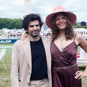 Mais la galère ne s'est pas arrêtée là : "Ça m’a posé problème par la suite ne serait-ce que pour prendre des billets d’avion, car personne ne m’appelait ainsi." 

Vanille Clerc (fille de Julien Clerc et de Virginie Coupérie-Eiffel) et son ex-compagnon - People au prix de Diane à l'hippodrome de Chantilly, France, le 16 juin 2024. © Christophe Clovis / Bestimage